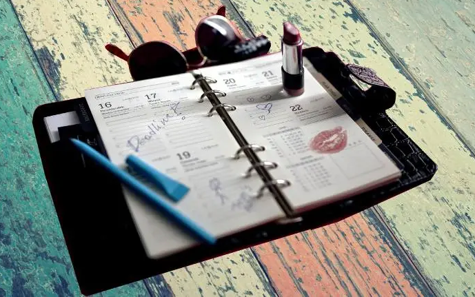 Kalender Agenda mit verliebtem Eintrag